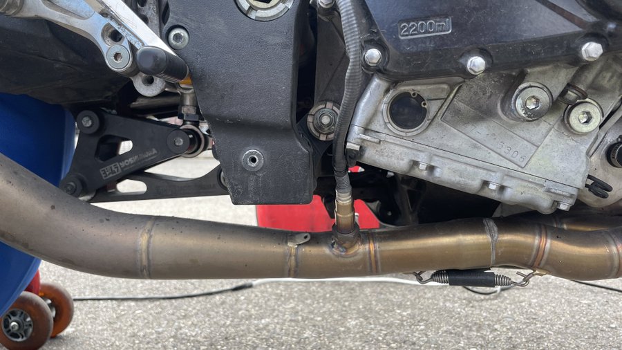 GSX-R750の排気管に取り付けられた計測センサーの接写